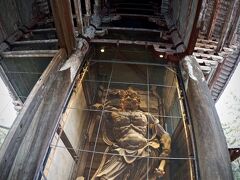 【東大寺南大門、金剛力士像】

私は、普段は日本国外に住むので、「ほぇ....す....すげぇ....」と、よその国で歴史的な建築物に感心することが多いのですが.........

なんの、なんの、この仁王像......も800年近くも前のもの........

.....まじに....すげぇ.......この照明（電燈の当て方）もたまりませんな......