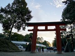 【奈良公園】

さて、さて、感動もひとしきり、その後、南大門から奈良公園を歩き、興福寺の方角に抜けます........

