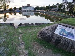 【興福寺の前にある猿沢池】

.....夕刻、黄昏時....奈良の(元)芸者町がある元林院町（ガンリインチョウ）のお茶屋「つるや」さんに向かう途中…

あの「興福寺」の五重の塔を右手に…ゆっくりと歴史の街を歩きます.....黄昏時なんで、いい感じです。
