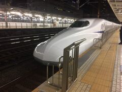 今月は所用があって東京から関西へ2回向かいました。
毎度新幹線を使っていたのですが、毎回往復30000円弱かかるのは非常に痛い出費。

ということでどうにか安く移動できないものかといくつかの交通手段を試してみました。

まずは新幹線。
ふらっと行ってすぐ乗れる。次の電車も10分後には来る。
こんなに便利な乗り物は他にないでしょう。
しかし高い…