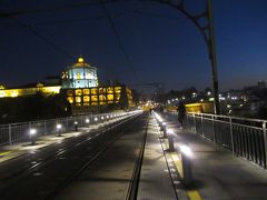 地下鉄の電車は走っていない時もあるし、道が広く人も少ないのでゆっくり写真を撮りながら景色を見ることができました。