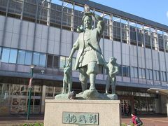 岡山駅東口には桃太郎像がサル、キジを従えて立っていました。