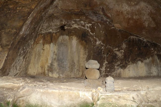奥に棚。五輪塔が安置されている。