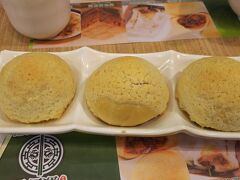 香港駅すぐの添好運へ。
名物のチャーシューメロンパン。
そんなに好きな味ではなかった
