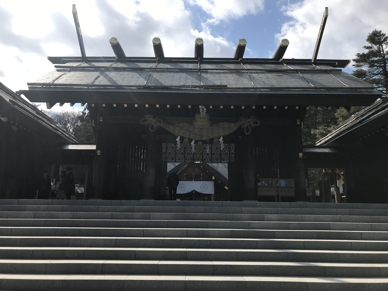 さてレンタカーに乗って「北海道神宮」へ御朱印をいただきに来ました。

「北海道総鎮守」の神社として知られる北海道神宮。
神社の敷地は札幌ドームの3倍以上（1万8000平方メートル）
とても広い(^・^)