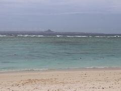 瀬底ビーチにもやってきました。
伊江島タッチューが見える。