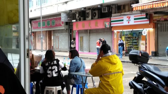 外に座ってるお客は、隣の店のお客。<br />隣もはやってた。