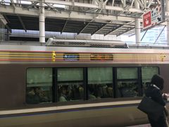 米原からは姫路行きの新快速。
223系転換クロスシートはとても快適です。
15分サイクルのパターンダイヤ（発車時間などが一定）なので便利。
なのでいつでも混んでいます。
藤沢から８時間かけて14時過ぎに大阪駅到着。
本日の酔狂旅はこれで終了です。