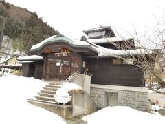 翌朝は早起きして高山村の山田温泉大湯へ。
朝6:00から営業しています。塩分の多い熱いお湯。
今年は雪が少ないです。