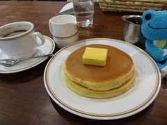 蒲田のお目当ては、ホットケーキがおいしいこのお店、シビタス

カウンター席に座ると、次々とパンケーキを焼くのを見られて楽しい
これぞパンケーキ。間違いなし！