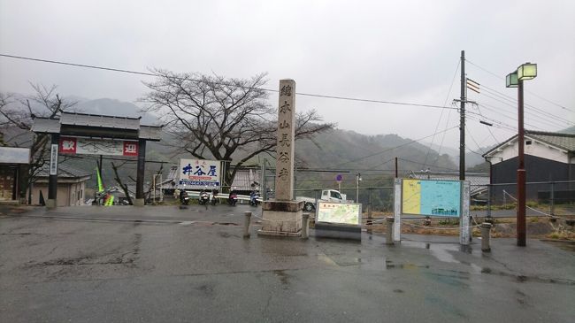 駅舎をバックに撮った写真です。<br /><br />この右側がタクシー乗り場になっています。<br /><br />この写真は、帰りに撮ったものなのでタクシーがいませんでしたが<br />私が駅を出た時は、タクシーが2台、止まっていました。