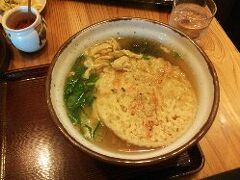 お昼御飯は名物の細うどん
ガイドブックに載っていた「りゅう」というお店へ。