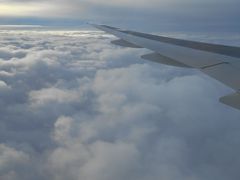 伊丹空港から羽田空港へ帰ります。
これで私たちの雲南省旅行が終わります。
羽田空港では厚い雲海が出迎えてくれます。
短いようで長く感じた盛りだくさんの旅行でした。
中国は安全でホテルも安くトイレも含めて面白い国でした。
次回の中国旅行までには
中国語をもっと勉強しようと決意いたしました。