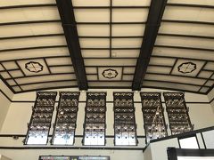 三角市場を通って、小樽駅にやって来ました。
吹き抜けの構内にはランプがたくさん！
夜見に来ればよかったなぁ～

構内の「タルシェ」で小樽のお土産を買いましたｗ