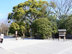 ポカポカ陽気で抜けるような青空の下、まずは京都御苑へ。