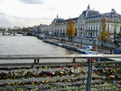 オルセー美術館での充実した時間を反芻しながら、橋を渡り向こう岸へと向かいました。橋からはセーヌ河と美しいオルセー美術館を眺めることができました。

橋には鍵がたくさん掛けられていました。恋人達が互いのハートをロックし合うということなのでしょうか？

ちなみに、これらの鍵の重みに耐えきれず、何回か取り替えたそうですが。『愛』は『重い』。