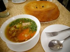 この日の昼ごはんも、ラビゴールでいただきました。
あったかいスープと、サマルカンドナンです。