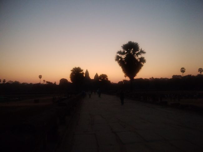 朝日が出るのをじっと待つ。