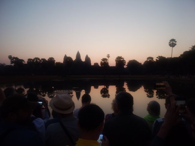 皆さんじっと待つ。