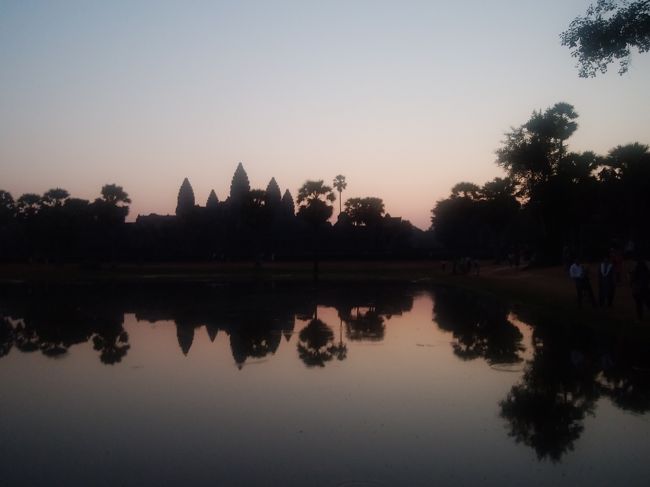 湖面に映る朝の逆さアンコールワット。<br />最近はどこに行っても逆さ○○というのが多い。