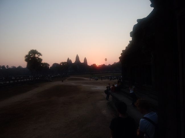 やっと出てきました。<br />乾季は雨が降ることがほぼないので、しっかりと拝めます。