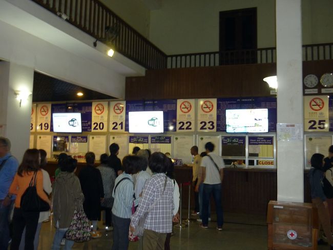 翌朝は、定番のアンコールワットの朝日鑑賞のため、暗いうちから起きて昨日の３組６人でツアーバスに乗る。<br />まずは、遺跡巡りのためのチケット売り場へ連れていかれる。<br />まだ朝が超早いので、待つことはなかった。<br />観光シーズンには行列となるようだ。