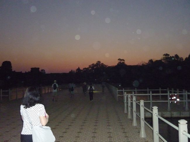 アンコールワットへは、20分足らずで到着。<br />最初は、あまり行く気がなかったのだが、せっかく来たのにこれを見なければ話の種にもならないと思い頑張って起きてきたのだ。<br />暗い中を仮り橋の上を歩いて堀を渡る。ぷかぷか浮いている感じ。