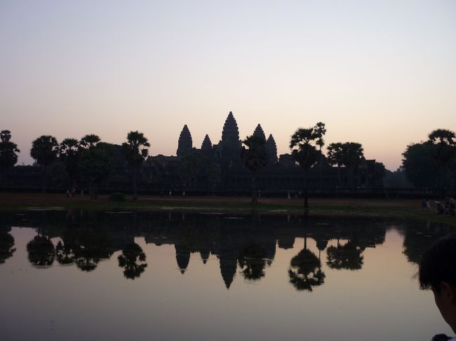 暗い時。<br />この方向からは5つの塔がきれいに見える。<br />