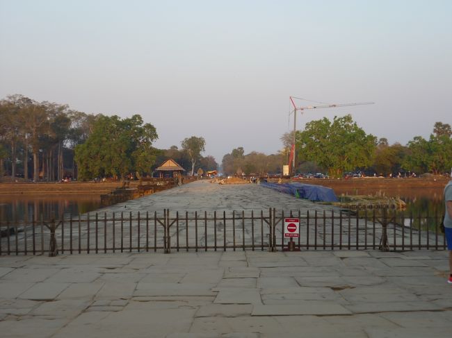 今は本来の橋が修理中で通れない。日本国が修理しているとのこと。<br />本来はここをまっすぐ渡って入って来ることになるのだが、修理中なので仮り橋を渡るのだ。