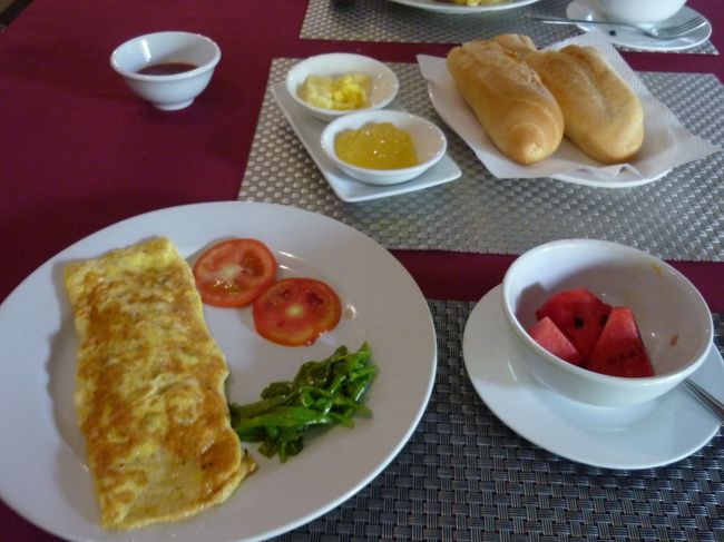 ホテルの食堂で朝食。<br />果物、スープ、パン、卵料理、飲み物。<br />卵料理は目玉、スクランブル、オムレツの3種類から選ぶ。<br />3日間ともオムレツにした。