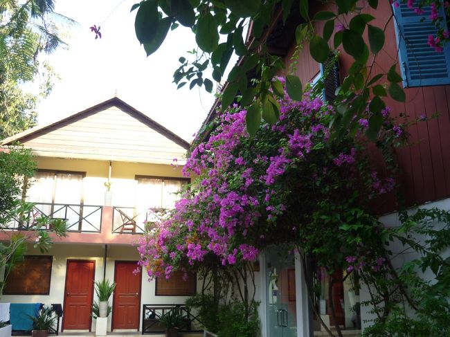 やはり明るそうな部屋だ。<br />このホテルは二階建てなので一階はどうしても暗いのは仕方がない。