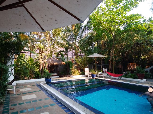 ブログによるとあまり人は泳いでいないと書いてあったが、日本人は観光に出かけるので昼間はいないことが多いからだろう。<br />やはりのんびりくつろぐ時間がないと、プールにも入る気にはならない。<br /><br />昼過ぎからは、結構外人さんがプールサイドでくつろいでいるのを見かけた。