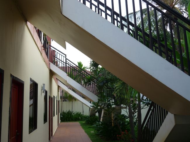 2階へ上がる階段。