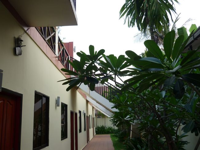 2階はバルコニーがあるのだが、昼間は暑すぎて外にはおれないだろう。<br />結局、アンコール観光はいつがいいのかということになるのだが、雨期の終わったすぐの11月から12月にかけてが、それほど暑さもなく緑も多く最高だということである。<br />乾季は良さそうに思えるが、雨が降らないために草木は枯れ、緑が無く、たいへんな暑さの中での遺跡巡りはお勧めでない。