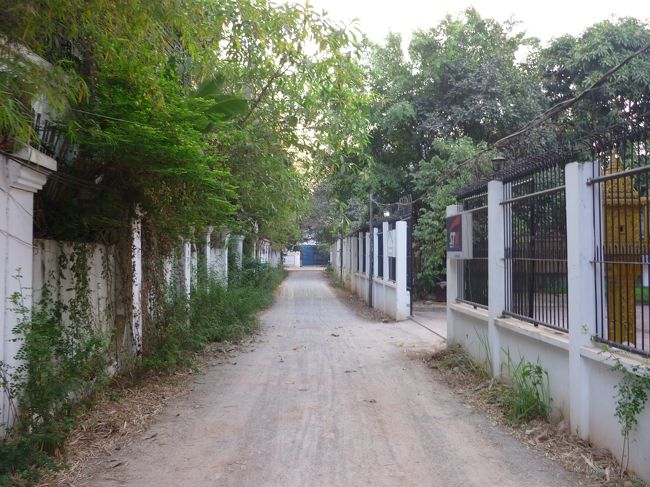 ホテルへの道。夜は少し寂しいが、危なくはない。