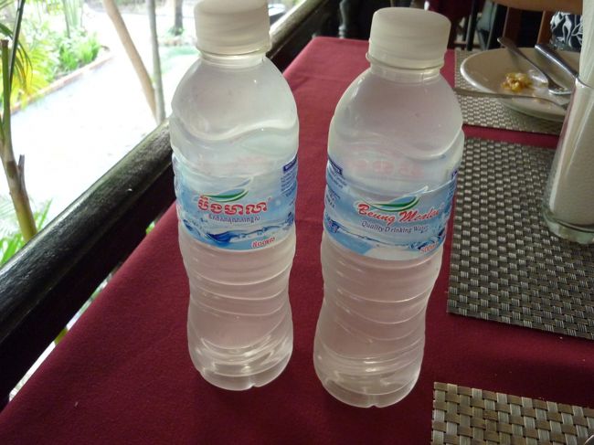 必需品の水は、2本で1ドル。安い。<br />部屋にも毎日一人1本ずつ届けられる。