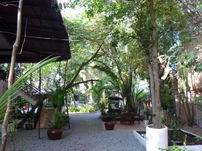 入り口をまっすぐ進むと左が2階の食堂への階段。<br />まっすぐ行けばプールになる。