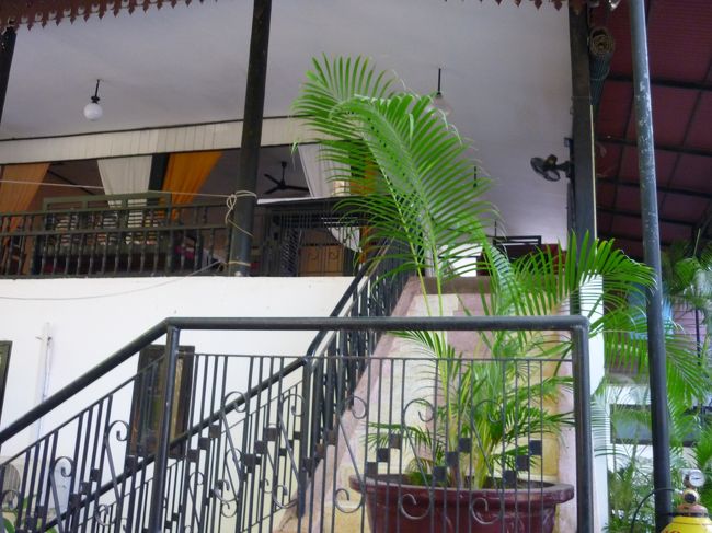 ここでホテルの敷地内を紹介。<br />この2階で朝食をとる。