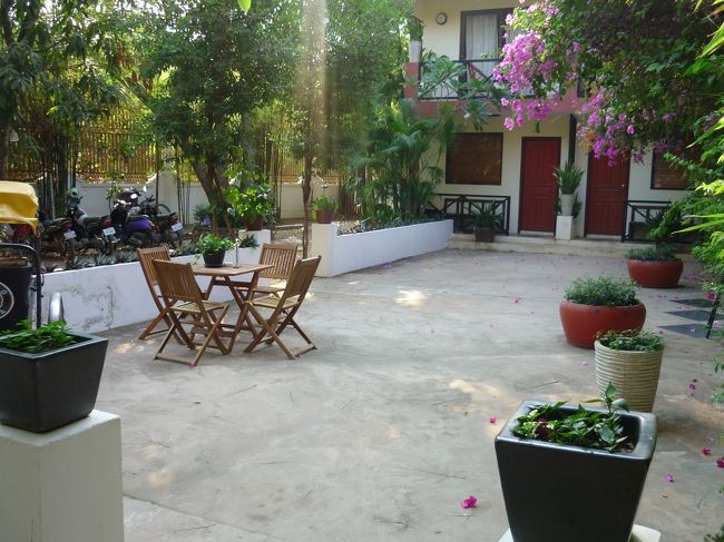 フロントの前を通り裏の部屋に行く。