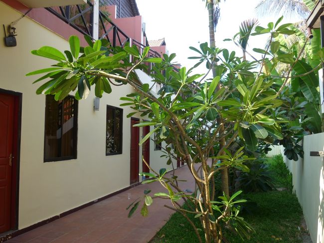 2階建てになっている。<br />今回は一階の広めの部屋。。<br />部屋の中は、値段相応。若い人にはこれで充分。<br />ここはホテルの従業員の人々の穏やかさとほほ笑みが素晴らしい。<br /><br />我々60代の人間には、部屋でくつろげる景色と明るさと豪華さが必要なようだが。<br /><br />