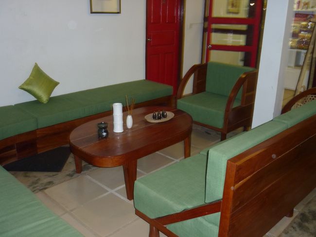 フロントの奥にソファーがあり、休むことができる。