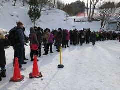 行列の苦役はまだまだ続く

蔵王ロープウェイ乗り場の大行列
路線バスから吐き出される大陸系、大型観光バスで乗り付ける大陸系、日本人どこよ？状態