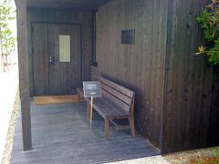 豊島の東端の唐櫃の海岸にあるフランス生まれのクリスチャンボルタンスキー（1944~)の作品「心臓音のアーカイブ」です

ここまでは家浦港でレンタサイクルで細いじゃり道をやってきました

作者が世界中から集めた心臓音が大規模音響システムの設置されたトンネル状の暗室で聞くというインスタレーションです
僕も登録（録音）しました。
自分の心臓音のCDをお土産でもらえます

ボルタンスキーはフランスでも同じ「心臓音のアーカイブ」を展示しています

2016年に白金の東京都庭園美術館でボルタンスキーの個展がありました

ユダヤ人の父が
ナチスの強制連行を逃れるために家の自宅の床下に隠れていた幼児期の記憶や終戦後に知ったアウシュビッツの事実のトラウマが作品の背景にあるという解説でした