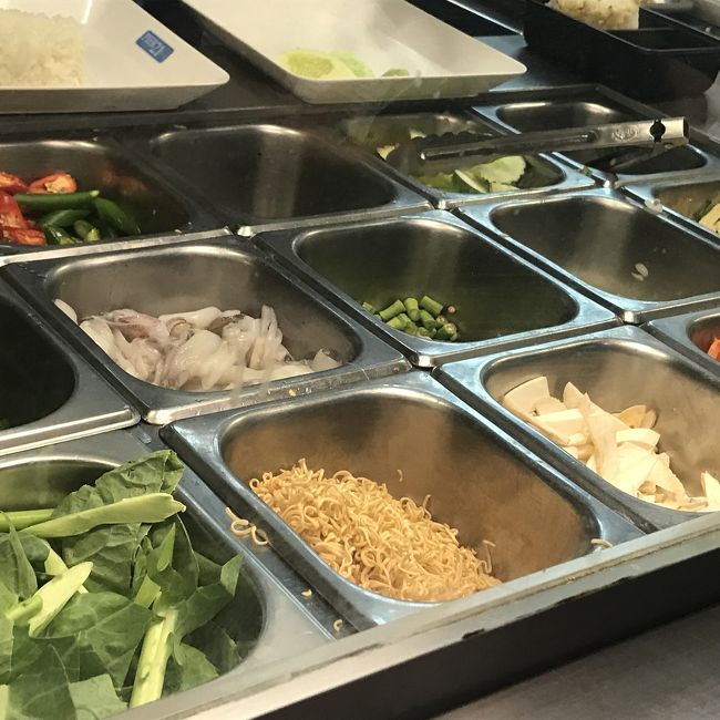 プリカを購入して、それから好きな物を注文するシステム<br />1人100Bずつカードを持ってそれぞれで買ってみました