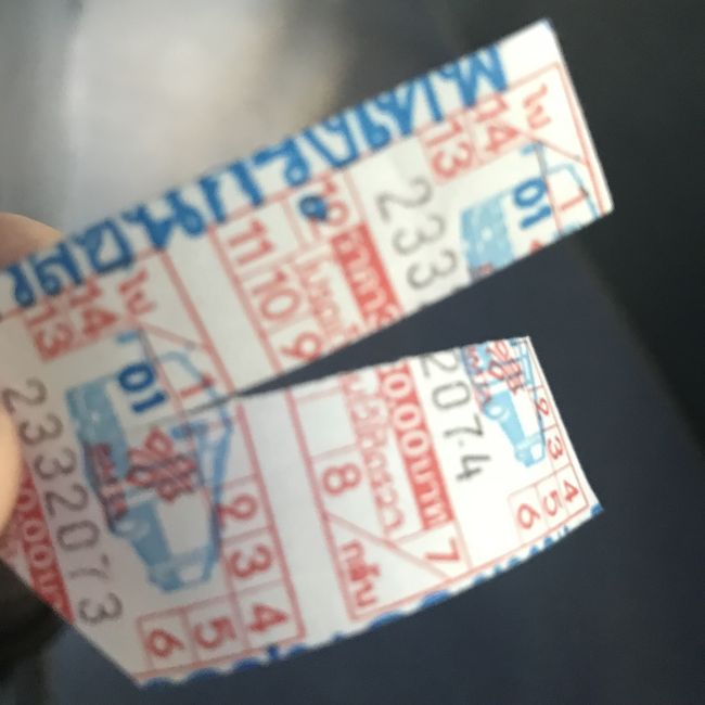 乗車してから切符切りのお姉さんに30Bを払います<br />