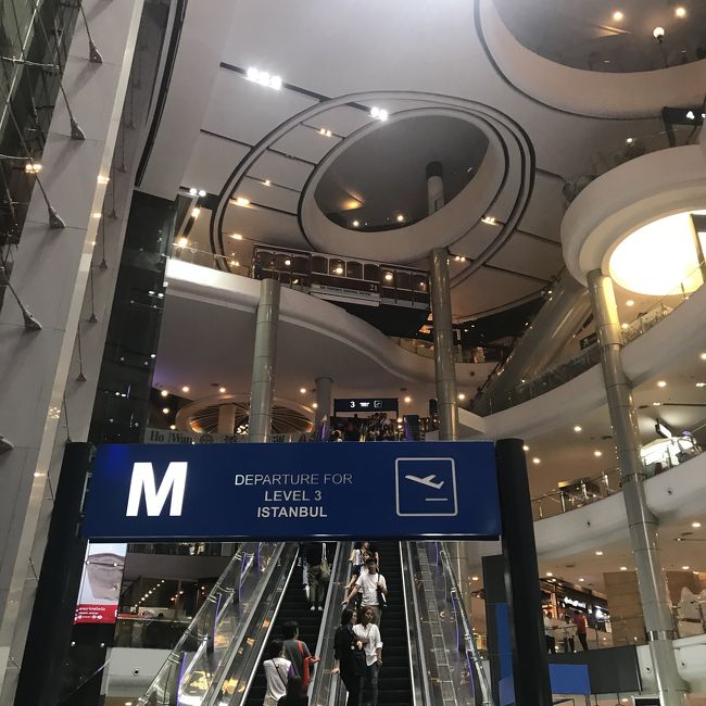 荷物を置いたらすぐに出かけます！<br />BTSアソーク駅のターミナル21というモールへ