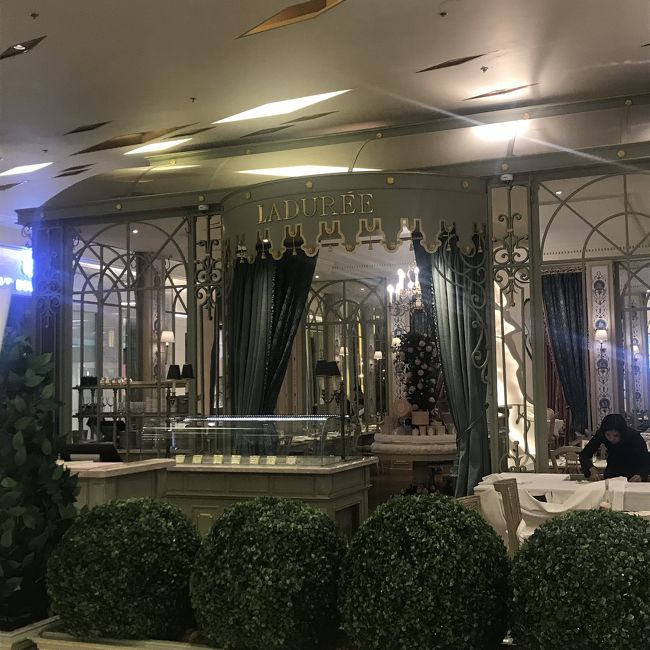 こちらは「ラデュレ」<br /><br />今回はこちらには行かず、、、目的のお店は、、、