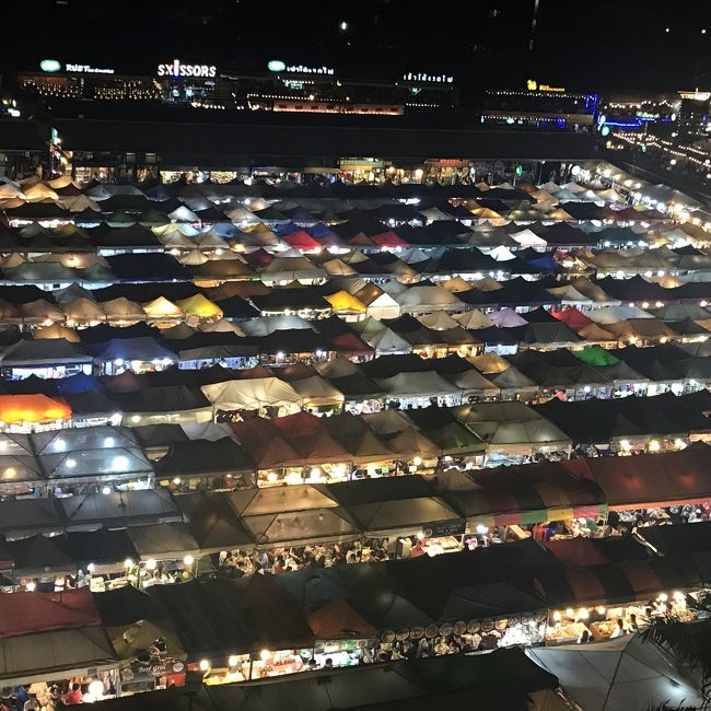 そこの駐車場から写真撮ると、こんな感じに