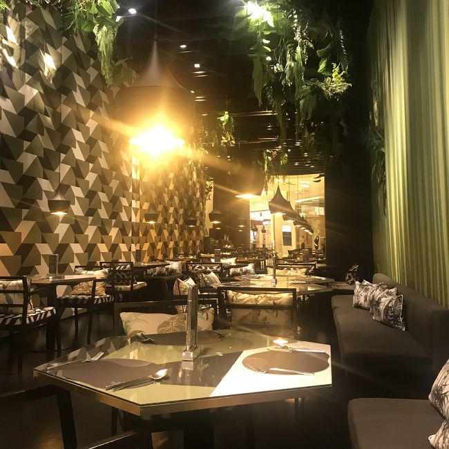 ステキな店内<br />クッションも当然、ジムトンプソン