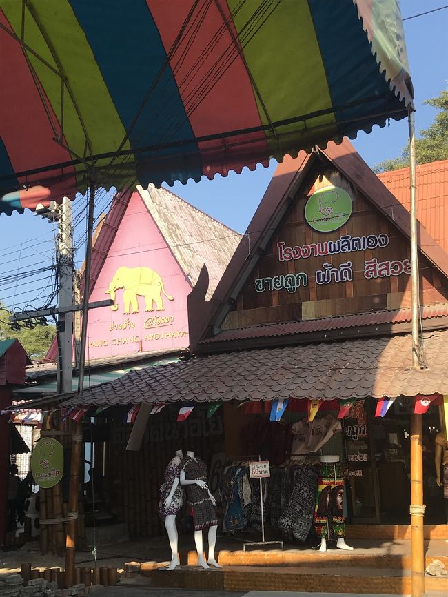 ガイドさんオススメのTシャツ屋さんで、<br />お揃いで買ってみました